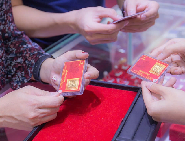 Mua bán vàng miếng: Một tỉ đồng mới chịu thuế 1 triệu sao ngăn được đầu cơ?- Ảnh 2.