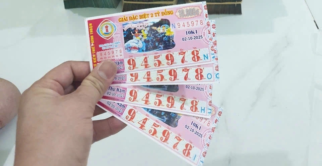 Trúng độc đắc 28 tỉ xổ số miền Nam, người đàn ông nhận hết tiền mặt - Ảnh 2.