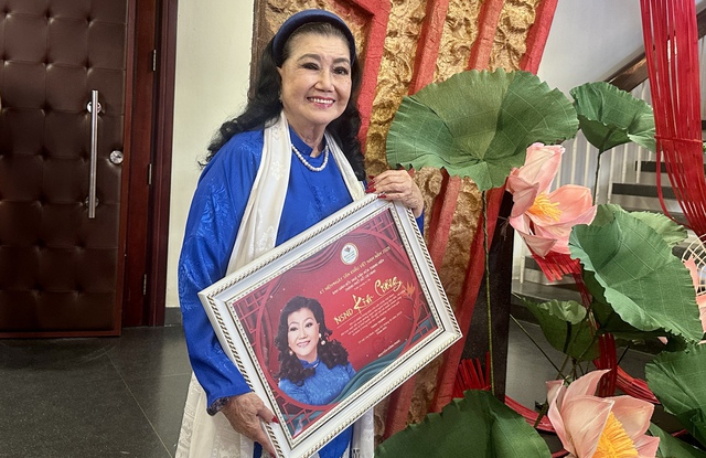 NSND Kim Cương, Minh Vương xúc động khi được tri ân trong ngày giỗ Tổ sân khấu- Ảnh 3. NSND Kim Cương, Minh Vương xúc động khi được tri ân trong ngày giỗ Tổ sân khấu- Ảnh 3.