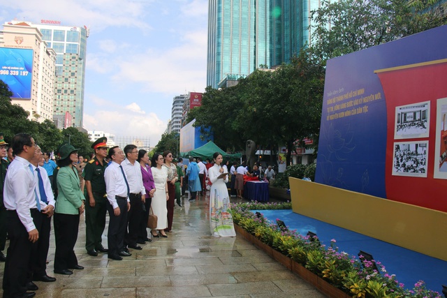 TP.HCM khai mạc các triển lãm lớn chào mừng đại hội Đảng bộ - Ảnh 2.