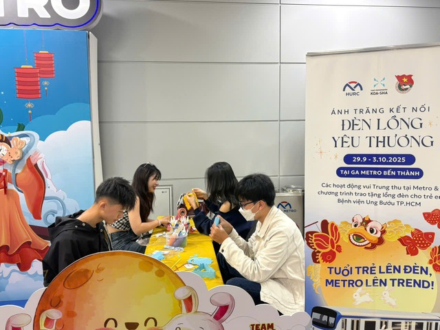 Hành khách trang trí lồng đèn tại ga metro Bến Thành - Ảnh 1.