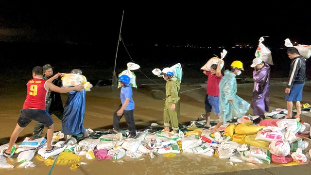 Trắng đêm chạy đua với triều cường, cứu kè biển ở Đà Nẵng- Ảnh 2. Trắng đêm chạy đua với triều cường, cứu kè biển ở Đà Nẵng- Ảnh 2.