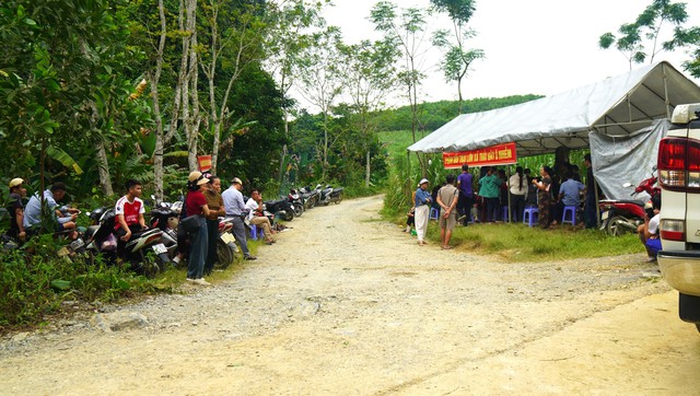 Người dân dựng rạp, tập trung phản đối trại lợn gây mùi hôi thối- Ảnh 3.