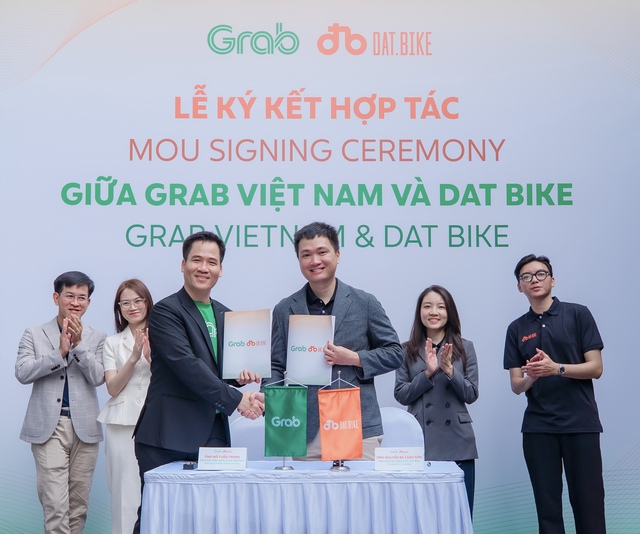 Grab và Dat Bike hợp tác hỗ trợ tài xế công nghệ chuyển đổi xanh - Ảnh 1.