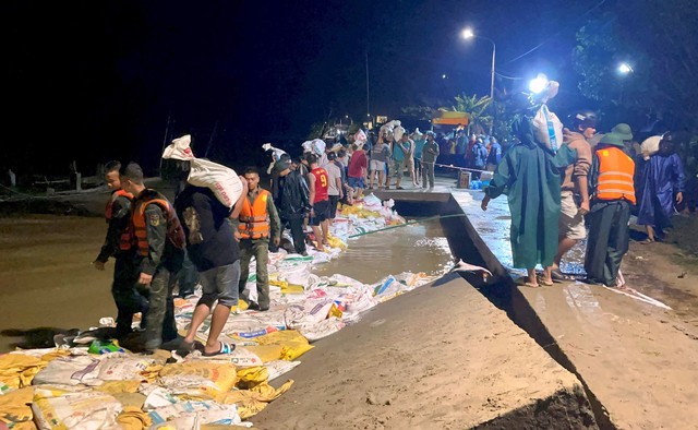 Trắng đêm chạy đua với triều cường, cứu kè biển ở Đà Nẵng- Ảnh 1. Trắng đêm chạy đua với triều cường, cứu kè biển ở Đà Nẵng- Ảnh 1.