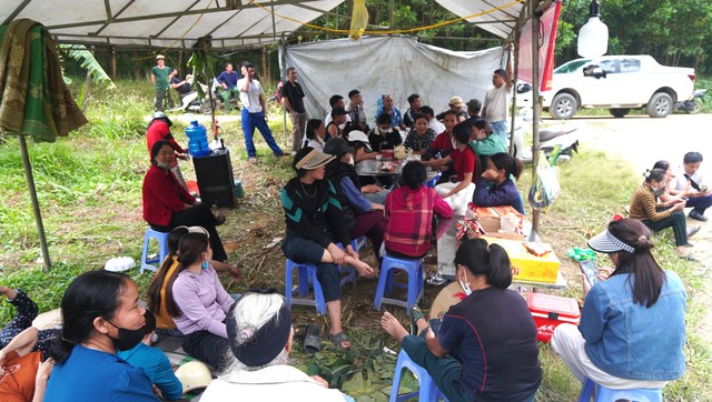 Người dân dựng rạp, tập trung phản đối trại lợn gây mùi hôi thối- Ảnh 1.