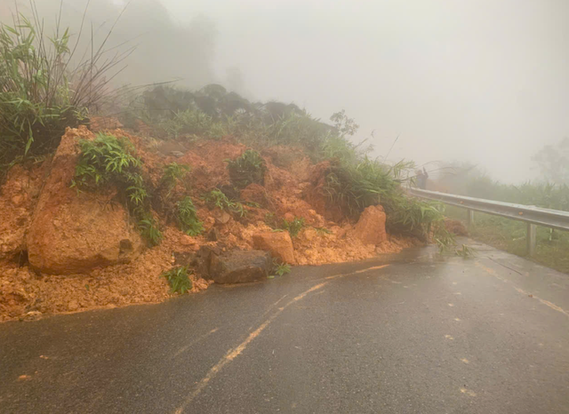 Đèo Đại Ninh sạt lở nghiêm trọng , giao thông Mũi Né - Đà Lạt tê liệt lần thứ hai trong 3 ngày - Ảnh 1.