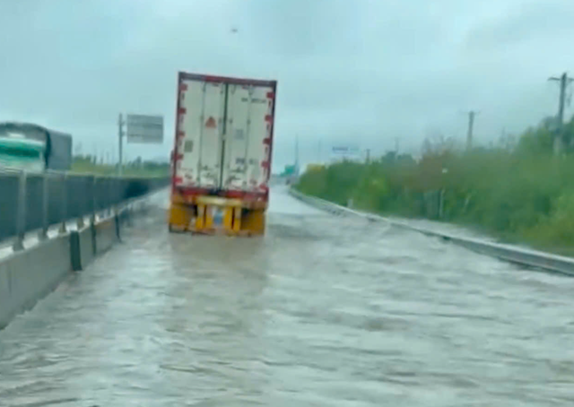Cao tốc Vĩnh Hảo - Phan Thiết ngập nước , cảnh báo an toàn cho tài xế - Ảnh 1.