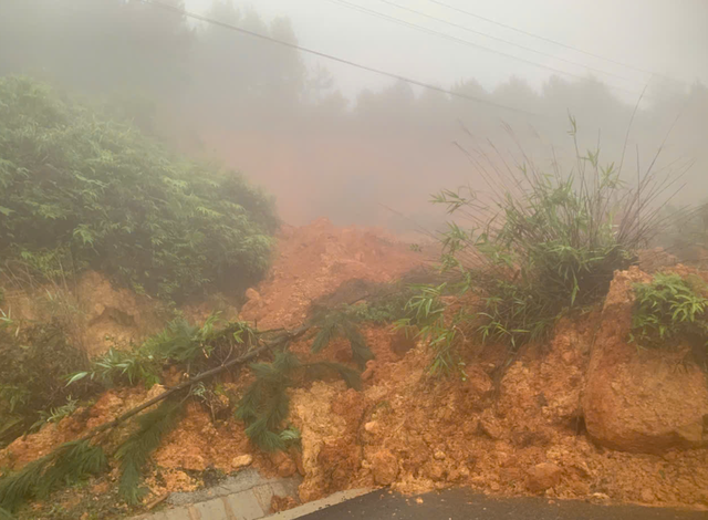 Đèo Đại Ninh sạt lở nghiêm trọng , giao thông Mũi Né - Đà Lạt tê liệt lần thứ hai trong 3 ngày - Ảnh 3.