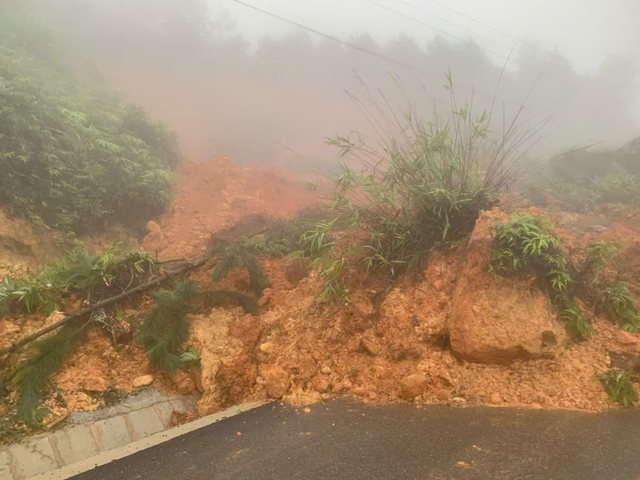 Đèo Đại Ninh sạt lở nghiêm trọng , giao thông Mũi Né - Đà Lạt tê liệt lần thứ hai trong 3 ngày - Ảnh 2.