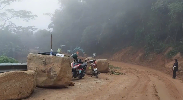 Sạt lở đèo Gia Bắc nghiêm trọng gây tê liệt QL28 nối Phan Thiết với Di Linh - Ảnh 2.