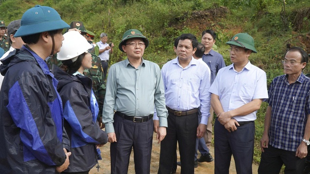 Khắc phục sạt lở ở Quảng Ngãi để ổn định đời sống người dân - Ảnh 1. Khắc phục sạt lở ở Quảng Ngãi để ổn định đời sống người dân - Ảnh 1.