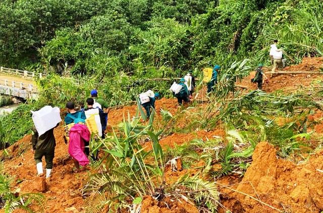Đ&agrave; Nẵng: Vượt h&agrave;ng chục điểm sạt lở, g&ugrave;i h&agrave;ng tiếp tế người d&acirc;n bị c&ocirc; lập- Ảnh 1.