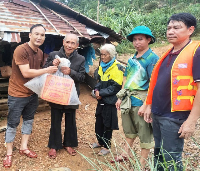 Đ&agrave; Nẵng: Vượt h&agrave;ng chục điểm sạt lở, g&ugrave;i h&agrave;ng tiếp tế người d&acirc;n bị c&ocirc; lập- Ảnh 3.