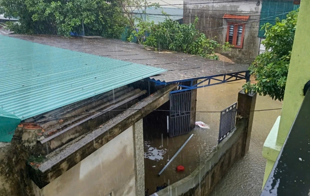 Vùng trũng Lệ Thủy ở Quảng Trị ngập sâu do mưa lớn - Ảnh 1.