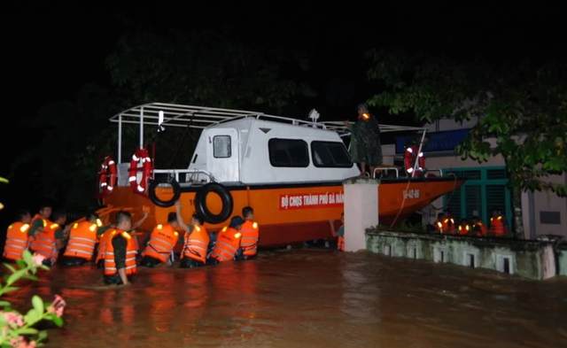 Đà Nẵng: Quân đội hành quân trong đêm cứu dân vùng ngập sâu ở Điện Bàn Bắc- Ảnh 8. Đà Nẵng: Quân đội hành quân trong đêm cứu dân vùng ngập sâu ở Điện Bàn Bắc- Ảnh 8.