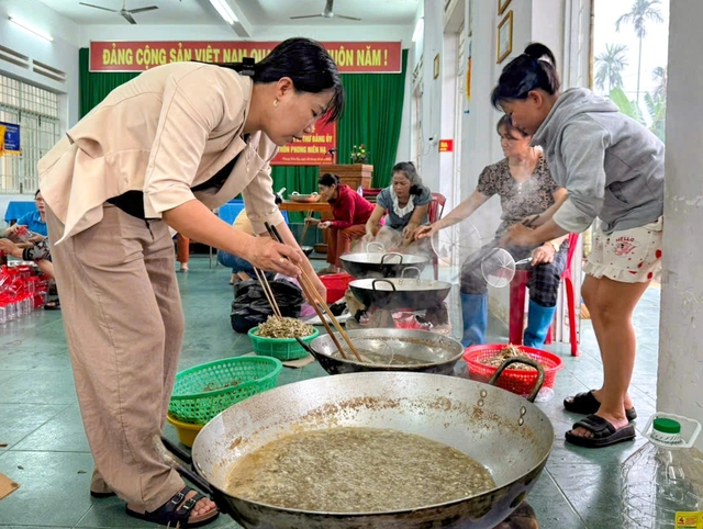 Nồi cá cơm rim 'đỏ lửa' giữa mùa lũ miền Trung - Ảnh 1.