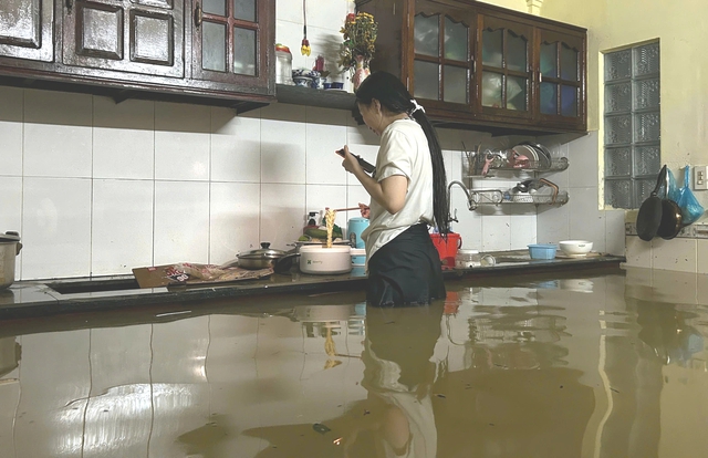 Sinh vi&ecirc;n Huế trở tay kh&ocirc;ng kịp, xe cộ, đồ đạc bị nhấn ch&igrave;m trong nước lũ - Ảnh 5.