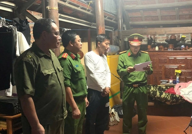 Tạm giữ người tát tài xế, bóp cổ hành khách taxi sau va chạm- Ảnh 1. Tạm giữ người tát tài xế, bóp cổ hành khách taxi sau va chạm- Ảnh 1.