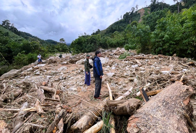 Đ&agrave; Nẵng: Vượt h&agrave;ng chục điểm sạt lở, g&ugrave;i h&agrave;ng tiếp tế người d&acirc;n bị c&ocirc; lập- Ảnh 2.