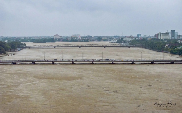 Đau thương mùa lụt ở Huế năm 2025 và sức sống mãnh liệt của người dân - Ảnh 2. Đau thương mùa lụt ở Huế năm 2025 và sức sống mãnh liệt của người dân - Ảnh 2.