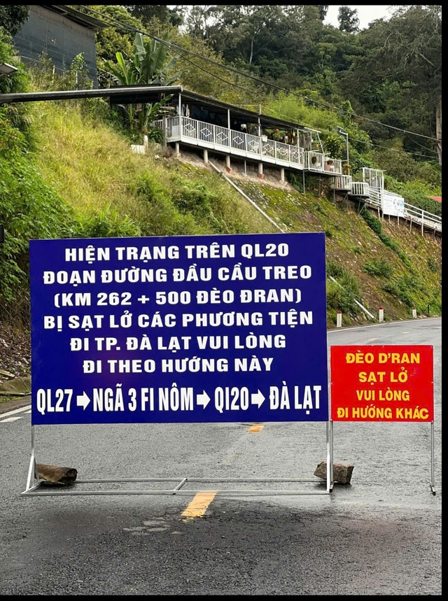 Sạt lở đèo D’Ran: Phân luồng giao thông, đặt biển báo sau khi báo chí phản ánh - Ảnh 2.