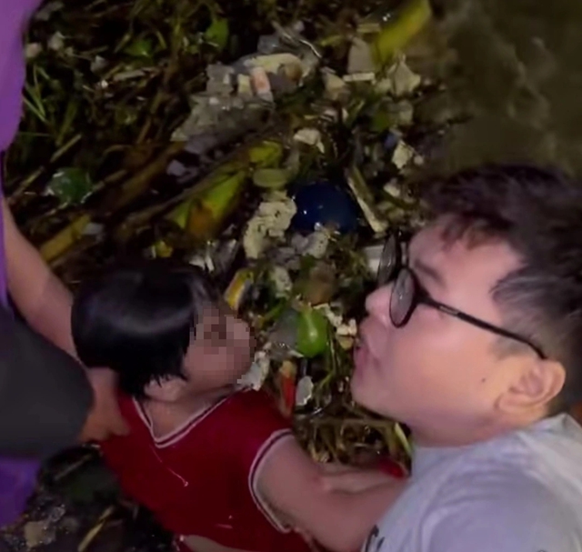 Cháu bé trôi giữa dòng nước xiết trên sông Hàn, câu chuyện hy hữu đằng sau- Ảnh 2.