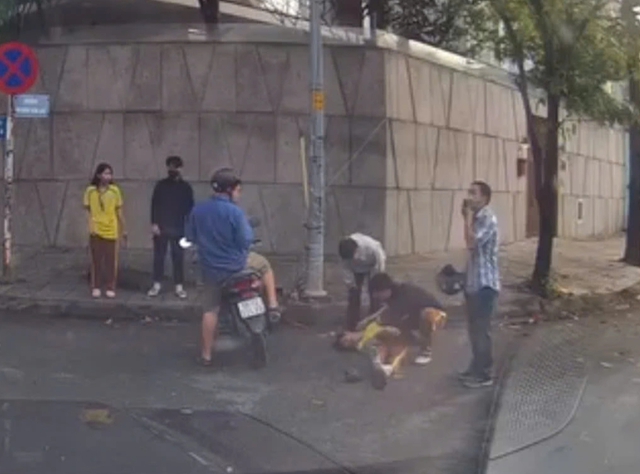 TP.HCM: Xác minh clip nhóm học sinh đánh nhau, một người co giật dữ dội - Ảnh 1.