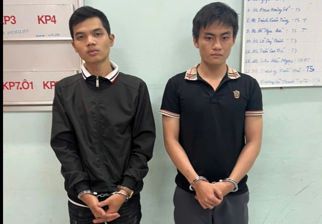 Đồng Nai: Bắt 2 nghi can cướp xe máy, điện thoại của học sinh - Ảnh 1.