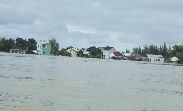 'Đại hồng thủy' trên sông Thu Bồn vượt lũ lịch sử năm Thìn 1964 là 0,14 m- Ảnh 1. 'Đại hồng thủy' trên sông Thu Bồn vượt lũ lịch sử năm Thìn 1964 là 0,14 m- Ảnh 1.