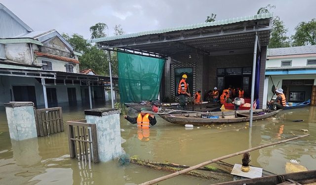 'Đại hồng thủy' trên sông Thu Bồn vượt lũ lịch sử năm Thìn 1964 là 0,14 m- Ảnh 2. 'Đại hồng thủy' trên sông Thu Bồn vượt lũ lịch sử năm Thìn 1964 là 0,14 m- Ảnh 2.