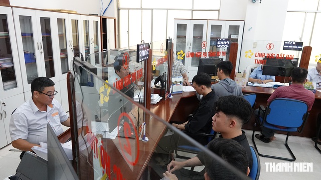 Hơn 6.300 cán bộ, công chức TP.HCM rời khu vực công - Ảnh 1.