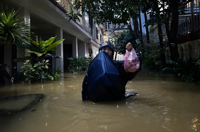 Sinh vi&ecirc;n Huế trở tay kh&ocirc;ng kịp, xe cộ, đồ đạc bị nhấn ch&igrave;m trong nước lũ - Ảnh 6.