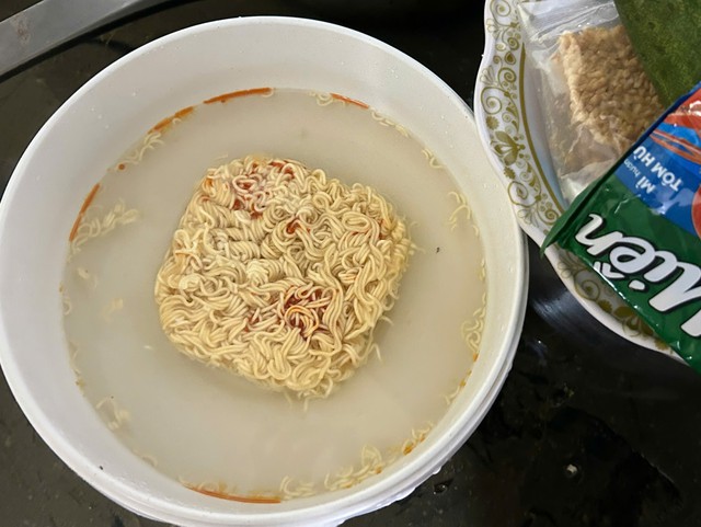 Sinh vi&ecirc;n Huế trở tay kh&ocirc;ng kịp, xe cộ, đồ đạc bị nhấn ch&igrave;m trong nước lũ - Ảnh 3.