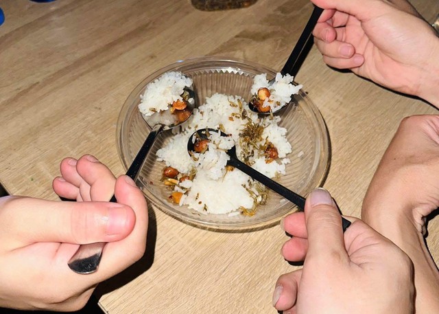 Sinh vi&ecirc;n Huế trở tay kh&ocirc;ng kịp, xe cộ, đồ đạc bị nhấn ch&igrave;m trong nước lũ - Ảnh 4.