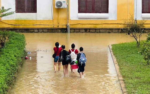 Sinh vi&ecirc;n Huế trở tay kh&ocirc;ng kịp, xe cộ, đồ đạc bị nhấn ch&igrave;m trong nước lũ - Ảnh 7.