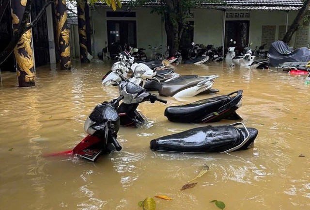 Sinh vi&ecirc;n Huế trở tay kh&ocirc;ng kịp, xe cộ, đồ đạc bị nhấn ch&igrave;m trong nước lũ - Ảnh 1.