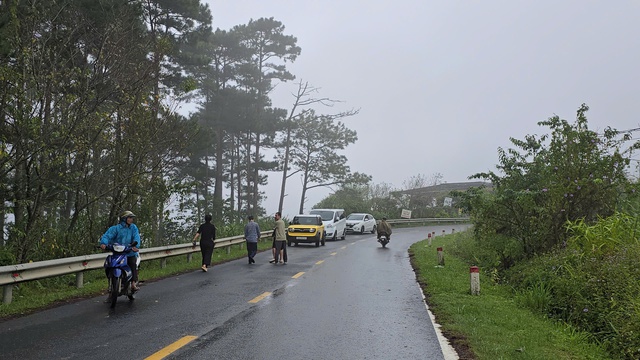 Sạt lở đèo D'Ran cấm đường không biển báo gây phiền toái cho du khách- Ảnh 4. Sạt lở đèo D'Ran cấm đường không biển báo gây phiền toái cho du khách- Ảnh 4.