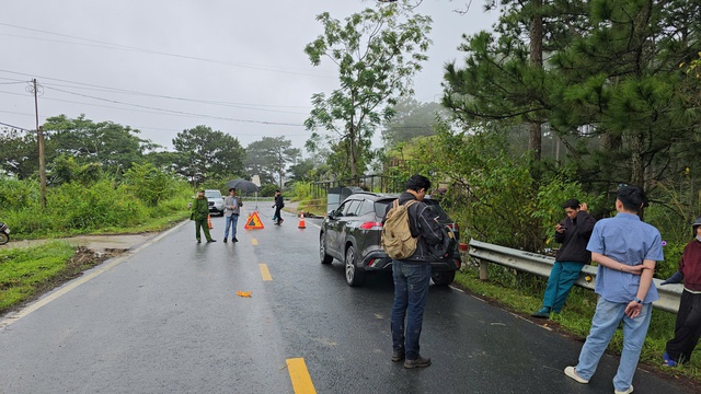Sạt lở đèo D'Ran cấm đường không biển báo gây phiền toái cho du khách- Ảnh 5. Sạt lở đèo D'Ran cấm đường không biển báo gây phiền toái cho du khách- Ảnh 5.