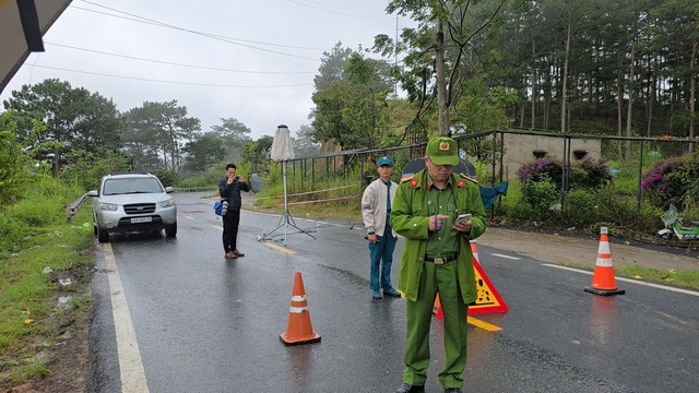 Sạt lở đèo D'Ran cấm đường không biển báo gây phiền toái cho du khách- Ảnh 6. Sạt lở đèo D'Ran cấm đường không biển báo gây phiền toái cho du khách- Ảnh 6.