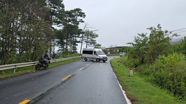 Sạt lở đèo D'Ran cấm đường không biển báo gây phiền toái cho du khách- Ảnh 2. Sạt lở đèo D'Ran cấm đường không biển báo gây phiền toái cho du khách- Ảnh 2.