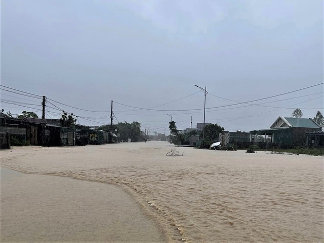 Hà Tĩnh: Mưa lớn gây ngập lụt QL1A, có nơi phải sơ tán dân- Ảnh 1.