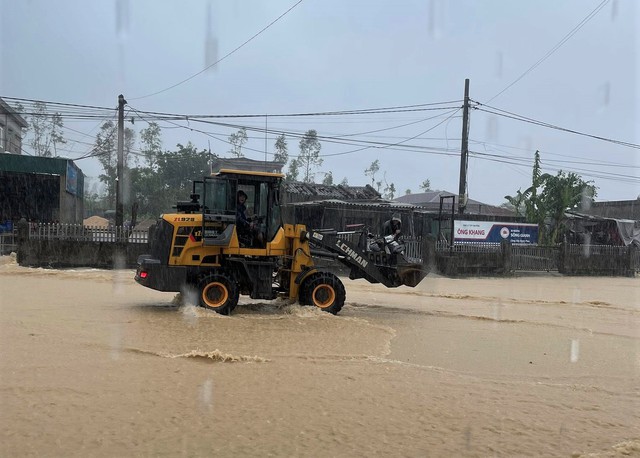Hà Tĩnh: Mưa lớn gây ngập lụt QL1A, có nơi phải sơ tán dân- Ảnh 2.