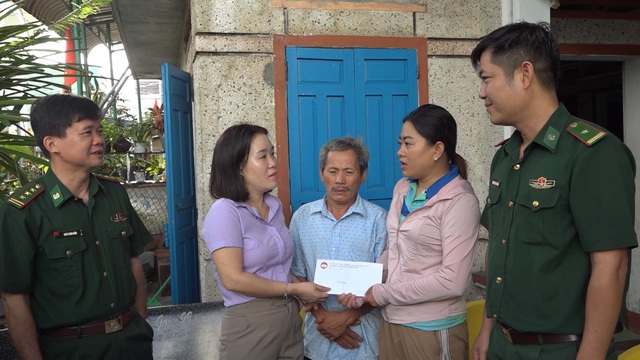 Ngư dân mất tích giữa trùng khơi, vợ nhặt ve chai nuôi con thơ chờ phép màu - Ảnh 3.