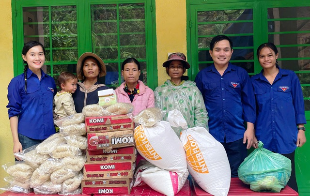 Thanh niên giúp người dân vùng bị mưa lũ chia cắt- Ảnh 2.