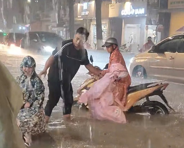 Phú Quốc đón mưa lớn kỷ lục trong 25 năm, nhiều nơi bị ngập sâu - Ảnh 1.