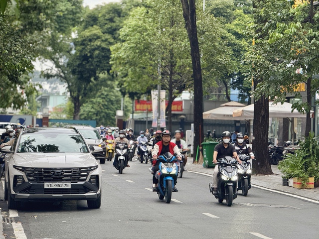 Dự báo thời tiết TP.HCM: Mưa giông liên tục 10 ngày, cần lưu ý gì? - Ảnh 2.