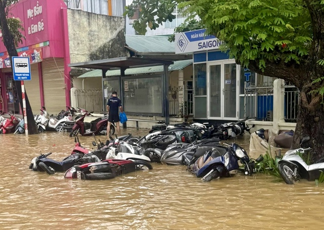 ' Bà con yên tâm , xe an toàn nhé ' tại sân vận động Huế giữa lũ lịch sử - Ảnh 4. ' Bà con yên tâm , xe an toàn nhé ' tại sân vận động Huế giữa lũ lịch sử - Ảnh 4.