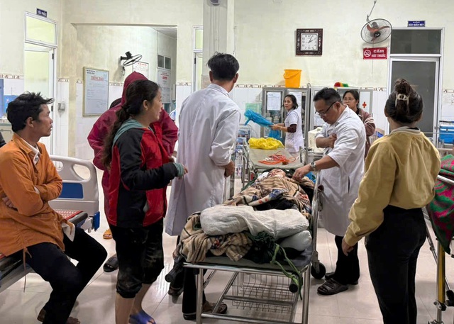 Đà Nẵng: Xuyên đêm cứu 3 nạn nhân sạt lở đất, kịch tính như phim- Ảnh 2.