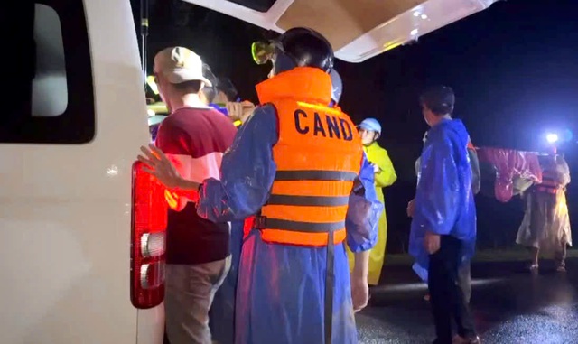 Đà Nẵng: Xuyên đêm cứu 3 nạn nhân sạt lở đất, kịch tính như phim- Ảnh 1.